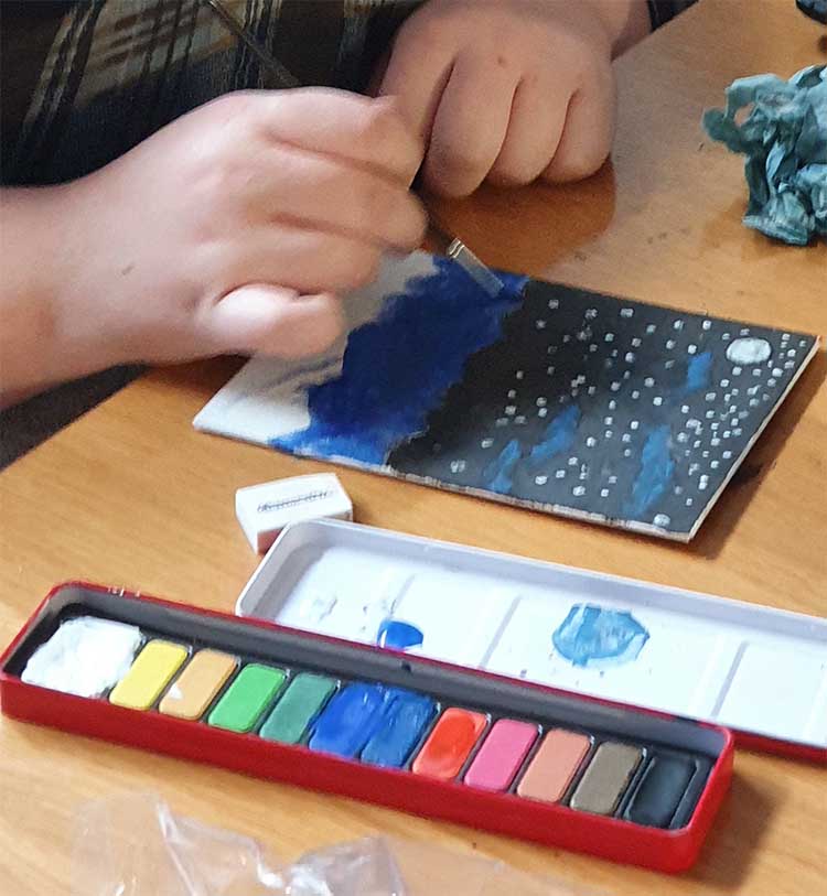 hands making smaller